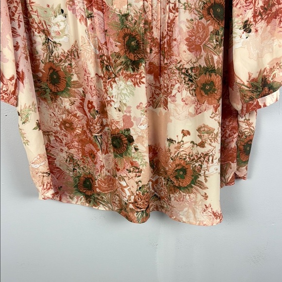 Rose + Olive Peach and Cream Floral Relaxed Tunic with 3/4 Sleeves Size 1X - Picture 6 of 8